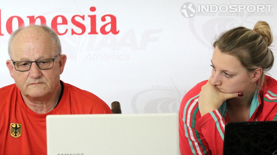 Dua pelatih atletik asal Jerman, Dieter Kollark dan Anna Rueh saat menghadiri acara Coaching Clinic di PB PASI Senayan, Jakarta, Senin (05/01/15) Copyright: &copy; Herry Ibrahim/INDOSPORT